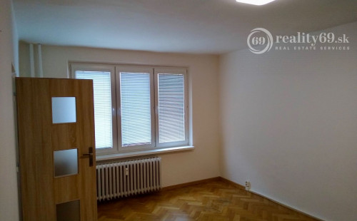 REZERVOVANÉ - SEVER - HLINKOVA 1 IZBOVÝ BYT 39 M2 PO REKONŠTRUKCII, BALKÓN, PLASTOVÉ OKNÁ, ZATEPLENÝ OBYTNÝ DOM.