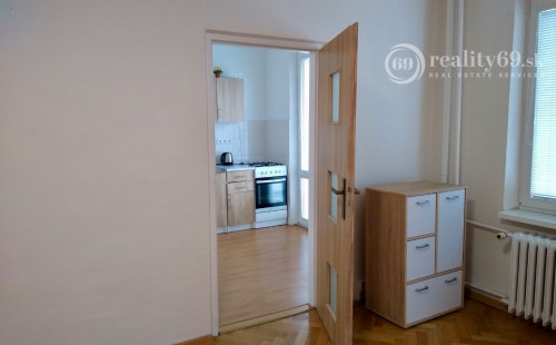 REZERVOVANÉ - SEVER - HLINKOVA 1 IZBOVÝ BYT 39 M2 PO REKONŠTRUKCII, BALKÓN, PLASTOVÉ OKNÁ, ZATEPLENÝ OBYTNÝ DOM.