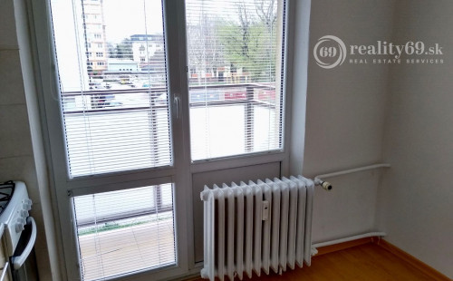 REZERVOVANÉ - SEVER - HLINKOVA 1 IZBOVÝ BYT 39 M2 PO REKONŠTRUKCII, BALKÓN, PLASTOVÉ OKNÁ, ZATEPLENÝ OBYTNÝ DOM.