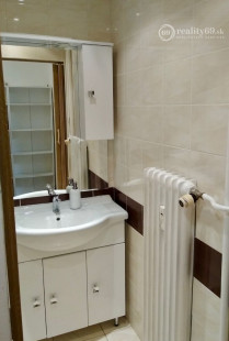 REZERVOVANÉ - SEVER - HLINKOVA 1 IZBOVÝ BYT 39 M2 PO REKONŠTRUKCII, BALKÓN, PLASTOVÉ OKNÁ, ZATEPLENÝ OBYTNÝ DOM.