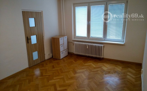 REZERVOVANÉ - SEVER - HLINKOVA 1 IZBOVÝ BYT 39 M2 PO REKONŠTRUKCII, BALKÓN, PLASTOVÉ OKNÁ, ZATEPLENÝ OBYTNÝ DOM.