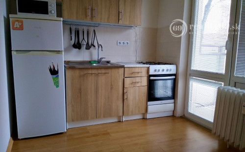 REZERVOVANÉ - SEVER - HLINKOVA 1 IZBOVÝ BYT 39 M2 PO REKONŠTRUKCII, BALKÓN, PLASTOVÉ OKNÁ, ZATEPLENÝ OBYTNÝ DOM.