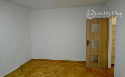 REZERVOVANÉ - SEVER - HLINKOVA 1 IZBOVÝ BYT 39 M2 PO REKONŠTRUKCII, BALKÓN, PLASTOVÉ OKNÁ, ZATEPLENÝ OBYTNÝ DOM.