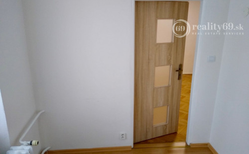 REZERVOVANÉ - SEVER - HLINKOVA 1 IZBOVÝ BYT 39 M2 PO REKONŠTRUKCII, BALKÓN, PLASTOVÉ OKNÁ, ZATEPLENÝ OBYTNÝ DOM.