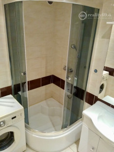 REZERVOVANÉ - SEVER - HLINKOVA 1 IZBOVÝ BYT 39 M2 PO REKONŠTRUKCII, BALKÓN, PLASTOVÉ OKNÁ, ZATEPLENÝ OBYTNÝ DOM.