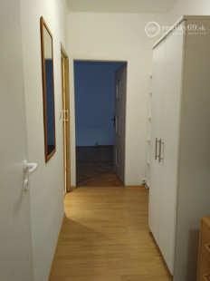 REZERVOVANÉ - SEVER - HLINKOVA 1 IZBOVÝ BYT 39 M2 PO REKONŠTRUKCII, BALKÓN, PLASTOVÉ OKNÁ, ZATEPLENÝ OBYTNÝ DOM.