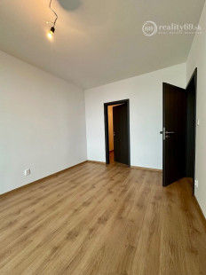 TERASA - POPRADSKÁ - 2 IZBOVÝ BYT 53 M2, TERASA 11 M2, SKLAD, PARKOVACIE MIESTO.