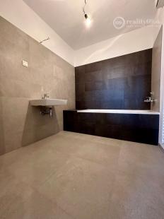 TERASA - POPRADSKÁ - 2 IZBOVÝ BYT 53 M2, TERASA 11 M2, SKLAD, PARKOVACIE MIESTO.