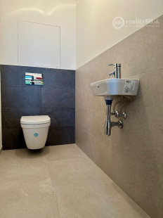 TERASA - POPRADSKÁ - 2 IZBOVÝ BYT 53 M2, TERASA 11 M2, SKLAD, PARKOVACIE MIESTO.