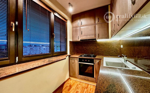 REZERVOVANÉ - TERASA - NEŠPOROVA PEKNÝ 3 IZBOVÝ BYT PO REKONŠTRUKCII 67 M2, ZASKLENNÁ LODŽIA.