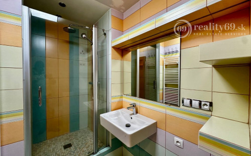 REZERVOVANÉ - TERASA - NEŠPOROVA PEKNÝ 3 IZBOVÝ BYT PO REKONŠTRUKCII 67 M2, ZASKLENNÁ LODŽIA.