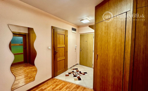 REZERVOVANÉ - TERASA - NEŠPOROVA PEKNÝ 3 IZBOVÝ BYT PO REKONŠTRUKCII 67 M2, ZASKLENNÁ LODŽIA.