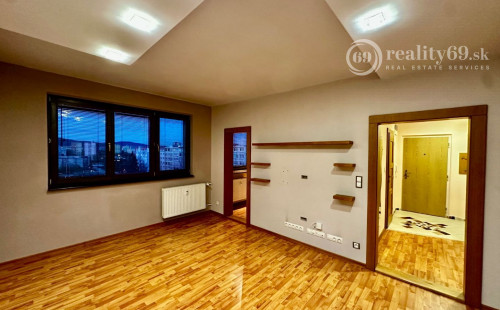 REZERVOVANÉ - TERASA - NEŠPOROVA PEKNÝ 3 IZBOVÝ BYT PO REKONŠTRUKCII 67 M2, ZASKLENNÁ LODŽIA.