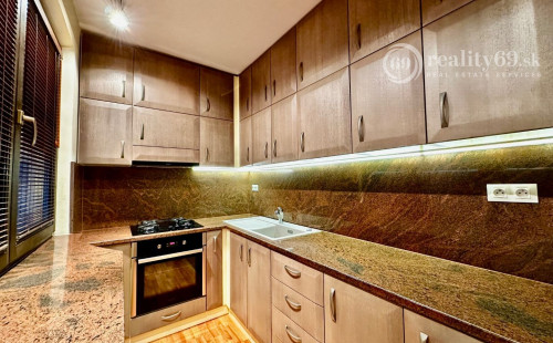 REZERVOVANÉ - TERASA - NEŠPOROVA PEKNÝ 3 IZBOVÝ BYT PO REKONŠTRUKCII 67 M2, ZASKLENNÁ LODŽIA.