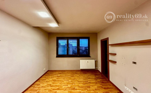 REZERVOVANÉ - TERASA - NEŠPOROVA PEKNÝ 3 IZBOVÝ BYT PO REKONŠTRUKCII 67 M2, ZASKLENNÁ LODŽIA.