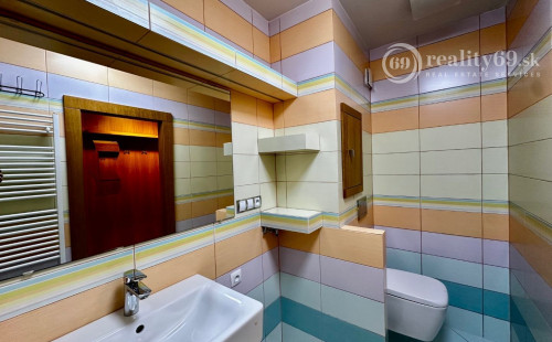 REZERVOVANÉ - TERASA - NEŠPOROVA PEKNÝ 3 IZBOVÝ BYT PO REKONŠTRUKCII 67 M2, ZASKLENNÁ LODŽIA.