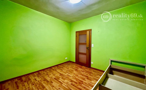 REZERVOVANÉ - TERASA - NEŠPOROVA PEKNÝ 3 IZBOVÝ BYT PO REKONŠTRUKCII 67 M2, ZASKLENNÁ LODŽIA.