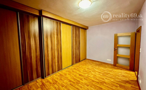 REZERVOVANÉ - TERASA - NEŠPOROVA PEKNÝ 3 IZBOVÝ BYT PO REKONŠTRUKCII 67 M2, ZASKLENNÁ LODŽIA.