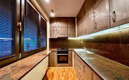 REZERVOVANÉ - TERASA - NEŠPOROVA PEKNÝ 3 IZBOVÝ BYT PO REKONŠTRUKCII 67 M2, ZASKLENNÁ LODŽIA.