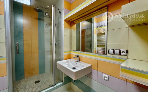 REZERVOVANÉ - TERASA - NEŠPOROVA PEKNÝ 3 IZBOVÝ BYT PO REKONŠTRUKCII 67 M2, ZASKLENNÁ LODŽIA.