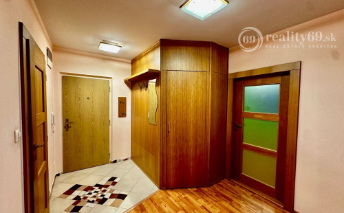 REZERVOVANÉ - TERASA - NEŠPOROVA PEKNÝ 3 IZBOVÝ BYT PO REKONŠTRUKCII 67 M2, ZASKLENNÁ LODŽIA.