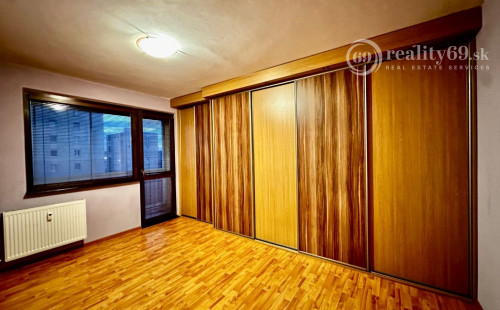 REZERVOVANÉ - TERASA - NEŠPOROVA PEKNÝ 3 IZBOVÝ BYT PO REKONŠTRUKCII 67 M2, ZASKLENNÁ LODŽIA.