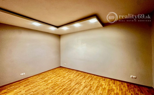 REZERVOVANÉ - TERASA - NEŠPOROVA PEKNÝ 3 IZBOVÝ BYT PO REKONŠTRUKCII 67 M2, ZASKLENNÁ LODŽIA.