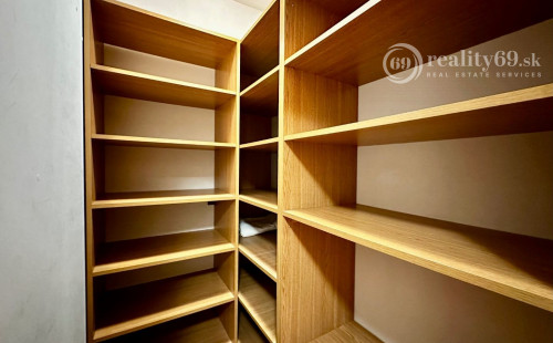 REZERVOVANÉ - TERASA - NEŠPOROVA PEKNÝ 3 IZBOVÝ BYT PO REKONŠTRUKCII 67 M2, ZASKLENNÁ LODŽIA.