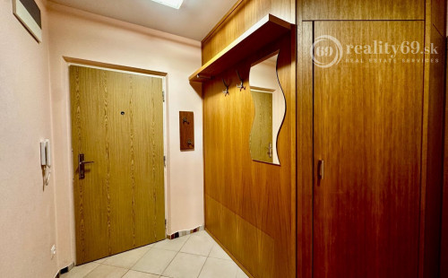 REZERVOVANÉ - TERASA - NEŠPOROVA PEKNÝ 3 IZBOVÝ BYT PO REKONŠTRUKCII 67 M2, ZASKLENNÁ LODŽIA.