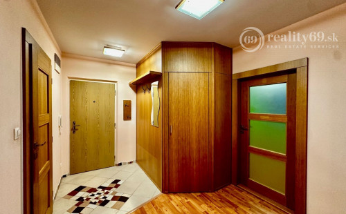 REZERVOVANÉ - TERASA - NEŠPOROVA PEKNÝ 3 IZBOVÝ BYT PO REKONŠTRUKCII 67 M2, ZASKLENNÁ LODŽIA.