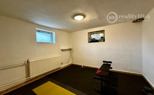 KOŠICE - KRÁSNA - VÝBORNÁ LOKALITA - DVOJGENERAČNÝ RD + GAZDOVSKÝ RD, POZEMOK 1.005 M2.