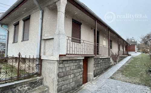 NOVÁ CENA ! - ĎURKOV - 3 IZBOVÝ RD, LETNÁ KUCHYŇA, GARÁŽ S PEKNÝM POZEMKOM 968 M2.