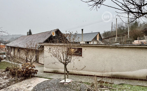 NOVÁ CENA ! - ĎURKOV - 3 IZBOVÝ RD, LETNÁ KUCHYŇA, GARÁŽ S PEKNÝM POZEMKOM 968 M2.