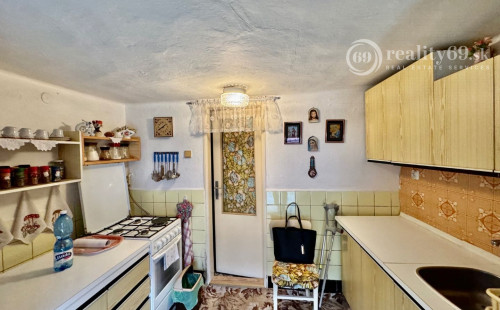 NOVÁ CENA ! - ĎURKOV - 3 IZBOVÝ RD, LETNÁ KUCHYŇA, GARÁŽ S PEKNÝM POZEMKOM 968 M2.