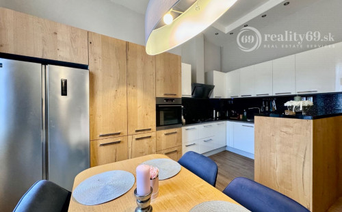 CENTRUM MESTA - MASARYKOVA DVOJGENERAČNÝ 5 IZBOVÝ BYT 230 M2.