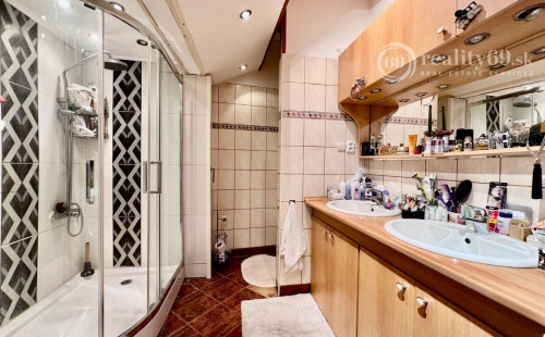 CENTRUM MESTA - MASARYKOVA DVOJGENERAČNÝ 5 IZBOVÝ BYT 230 M2.