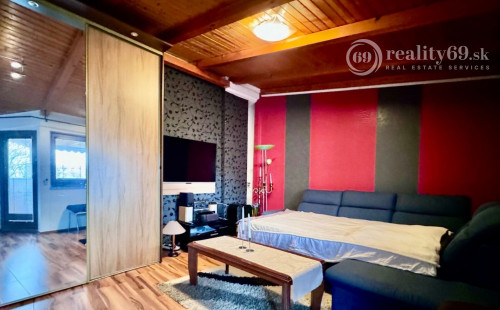 CENTRUM MESTA - MASARYKOVA DVOJGENERAČNÝ 5 IZBOVÝ BYT 230 M2.