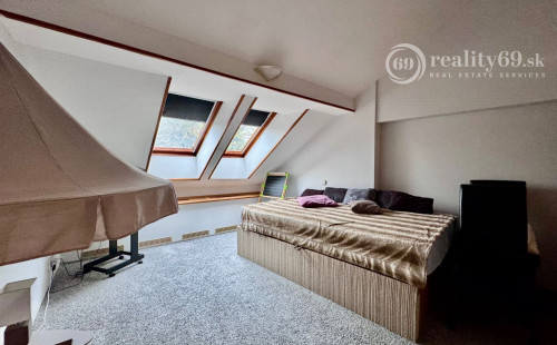 CENTRUM MESTA - MASARYKOVA DVOJGENERAČNÝ 5 IZBOVÝ BYT 230 M2.