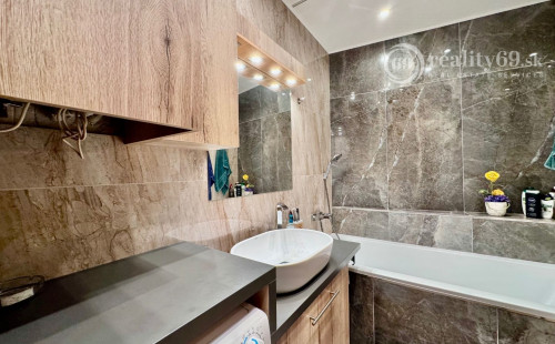 CENTRUM MESTA - MASARYKOVA DVOJGENERAČNÝ 5 IZBOVÝ BYT 230 M2.