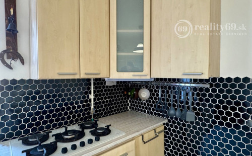 MAĎARSKO - SZALONNA 2 IZBOVÝ ZREKONŠTRUOVANÝ RODINNÝ DOM.