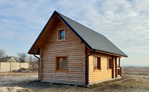 MAĎARSKO - NOVAJIDRÁNY POSCHODOVÁ ZRUBOVÁ CHATA - NOVOSTAVBA.