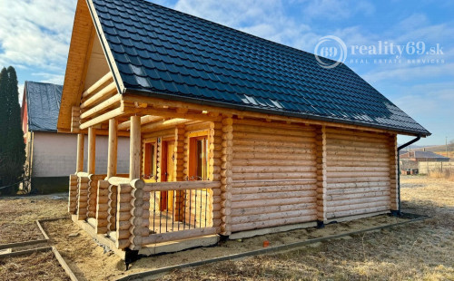 MAĎARSKO - NOVAJIDRÁNY POSCHODOVÁ ZRUBOVÁ CHATA - NOVOSTAVBA.