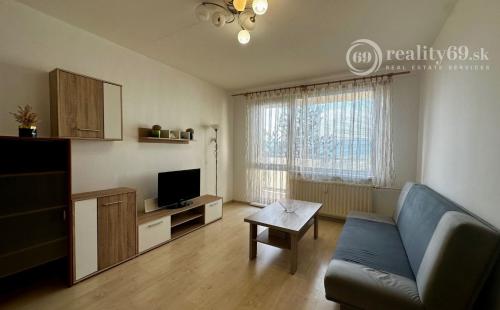 FURČA - ADLEROVA PEKNÝ 3 IZBOVÝ BYT 58 M2, LODŽIA, PO  REKONŠTRUKCII ZARIADENÝ.