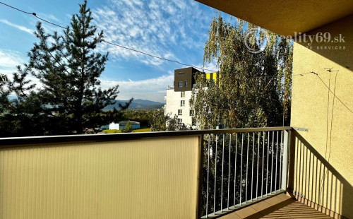 FURČA - ADLEROVA PEKNÝ 3 IZBOVÝ BYT 58 M2, LODŽIA, PO  REKONŠTRUKCII ZARIADENÝ.