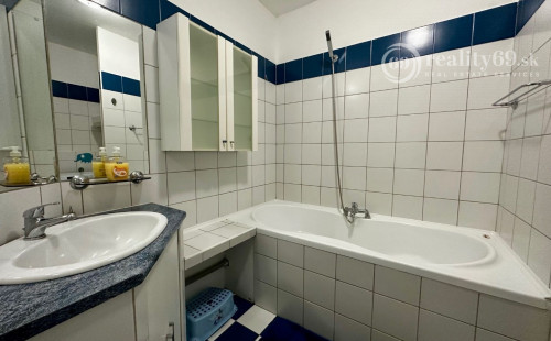 FURČA - ADLEROVA PEKNÝ 3 IZBOVÝ BYT 58 M2, LODŽIA, PO  REKONŠTRUKCII ZARIADENÝ.