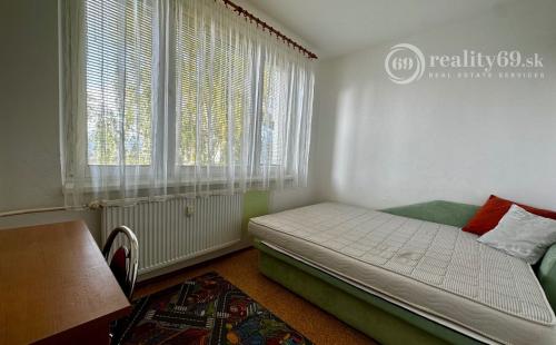 FURČA - ADLEROVA PEKNÝ 3 IZBOVÝ BYT 58 M2, LODŽIA, PO  REKONŠTRUKCII ZARIADENÝ.