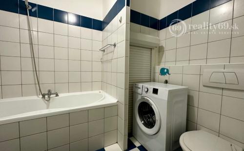 FURČA - ADLEROVA PEKNÝ 3 IZBOVÝ BYT 58 M2, LODŽIA, PO  REKONŠTRUKCII ZARIADENÝ.