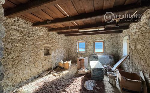 MAĎARSKO - TELKIBÁNYA KAMENNÝ DOMČEK PRIPRAVENÝ NA REKOŠTRUKCIU  - POZEMOK 600 M2.