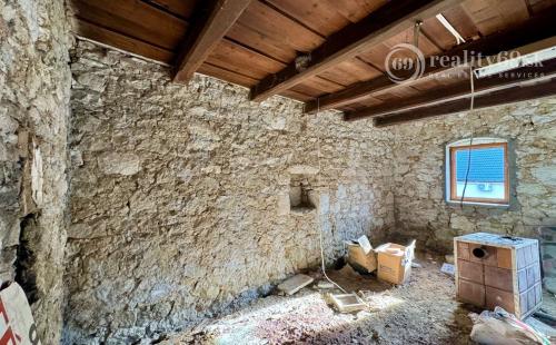 MAĎARSKO - TELKIBÁNYA KAMENNÝ DOMČEK PRIPRAVENÝ NA REKOŠTRUKCIU  - POZEMOK 600 M2.