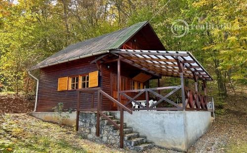 MAĎARSKO - JAZERO RAKACA - 4 IZBOVÁ ZARIADENÁ ZRUBOVÁ POSCHODOVÁ CHATA PRI JAZERE S TERASOU.